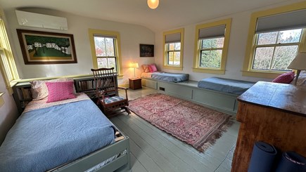 West Tisbury, Martha's Vineyar Martha's Vineyard vacation rental - Twin bedroom with sunny window seats and vintage charm