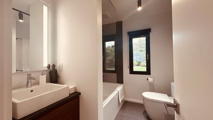 Katama-Edgartown, Edgartown (Katama), Martha's V Martha's Vineyard vacation rental - Full bathroom on the 1st level with bathtub and shower.