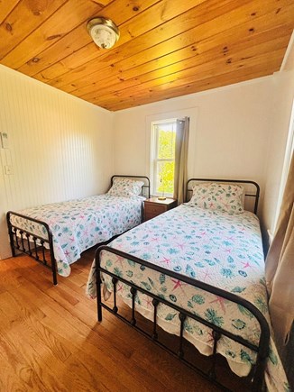 Oak Bluffs, Steps to downtown OB Martha's Vineyard vacation rental - Twin Bedroom
