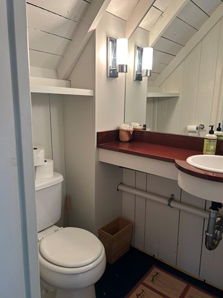 Oak Bluffs Martha's Vineyard vacation rental - 2nd floor half bath