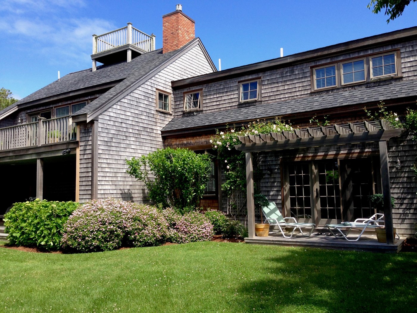 Gracious, private entrance off culdesac Pochick St.