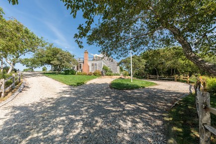 Quidnet Nantucket vacation rental - Belle's Gift Entry Drive