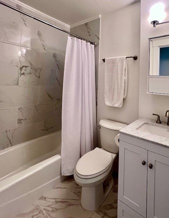 Mid-island Nantucket vacation rental - 2nd floor hall bathroom