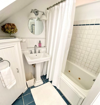 Nantucket town Nantucket vacation rental - Upstairs full bath with bathtub