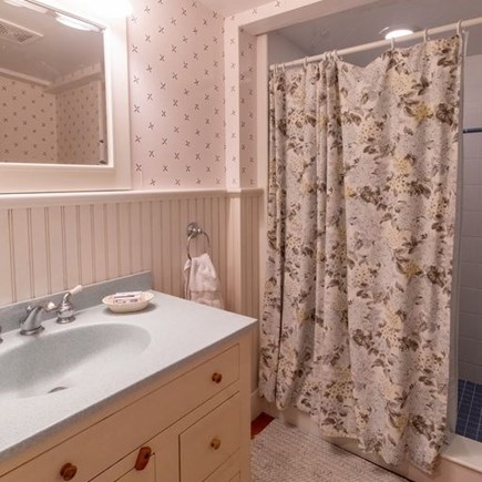 Siasconset Nantucket vacation rental - Hall bathroom