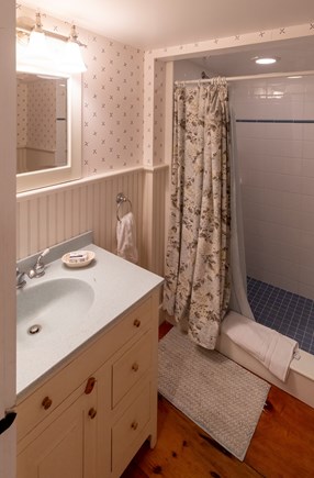 Siasconset Nantucket vacation rental - Hall bathroom