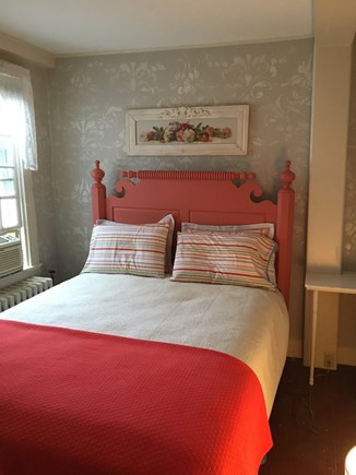 Nantucket town, Hapenny House Nantucket vacation rental - 2 Penny Queen + Single in shared sleeping quarters w ensuite bath