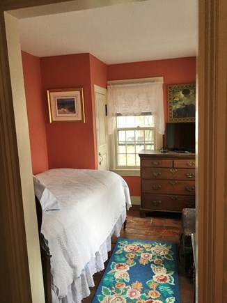 Nantucket town, Hapenny House Nantucket vacation rental - 2 Penny Queen + Single in shared sleeping quarters w ensuite bath