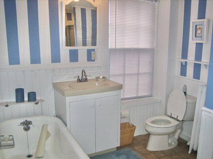 Nantucket town, Hapenny House Nantucket vacation rental - Four Penny en-suite bath.