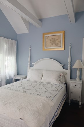 Nantucket town, Hapenny House Nantucket vacation rental - Five Penny: King Bedroom & en-suite bathroom.