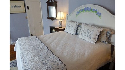 Nantucket town, Hapenny House Nantucket vacation rental - Seven Penny: 3rd Floor King Bedroom & ensuite bath. Harbor Views!