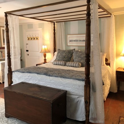 Nantucket town, Hapenny House Nantucket vacation rental - Lucky Penny: 2nd Floor Primary King Bedroom & ensuite bath.