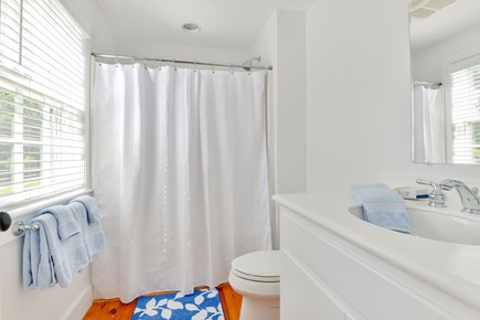 Mid-island Nantucket vacation rental - The second en suite full bathroom.