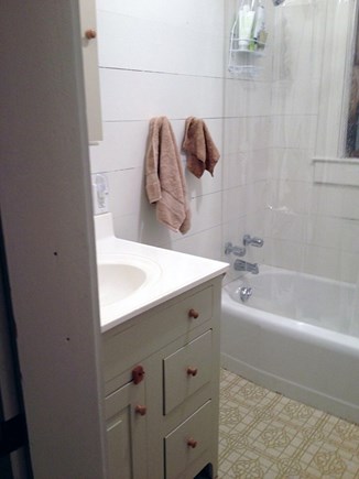 Dionis, Waterfront Cottage in Eel Poin Nantucket vacation rental - Full Bathroom