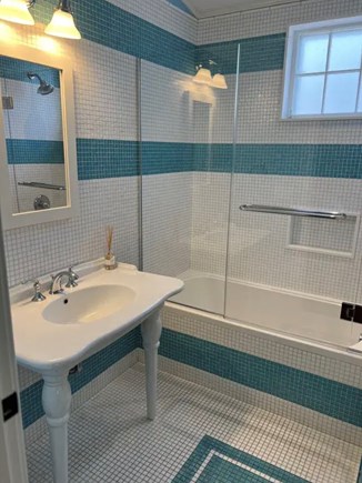 Nantucket town Nantucket vacation rental - Hall Bath