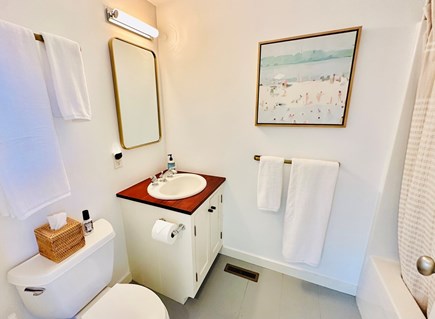 Mid-Island Nantucket vacation rental - Second floor full bathroom with tub and shower