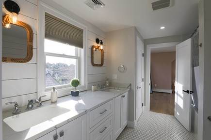 Nantucket town, Nantucket Nantucket vacation rental - Upstairs Jack & Jill bathroom