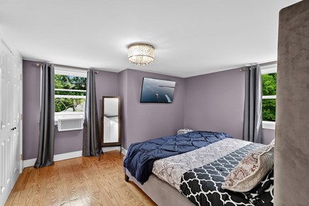 Mid-island Nantucket vacation rental - Z2nd floor bedroom setup as king